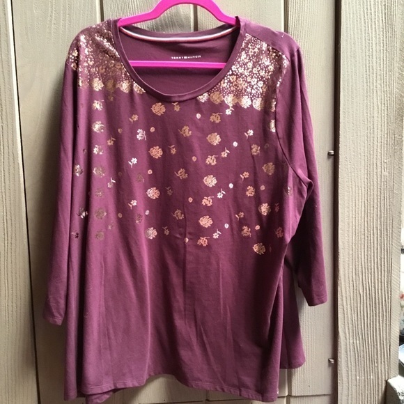 Tommy Hilfiger t-shirt with gold “foil” design. - Picture 1 of 5